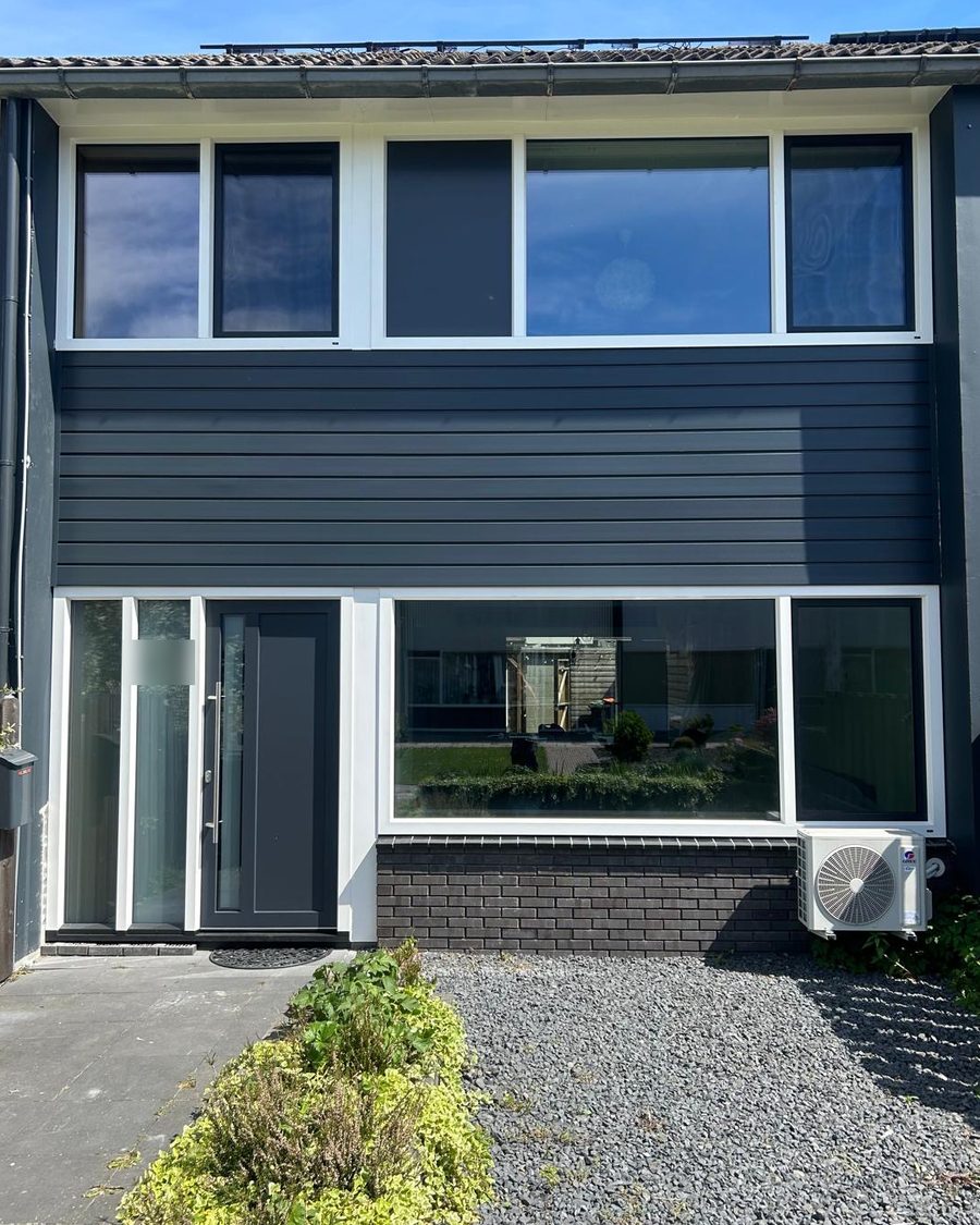 Rijtjeswoning met antraciete kunststof kozijnen, voordeur en gevelbekleding - eigen project