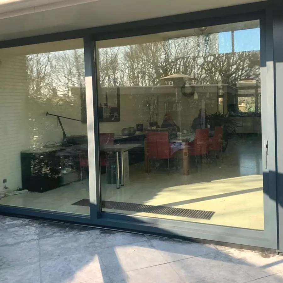 Antraciete aluminium hefschuifpui in een moderne woning