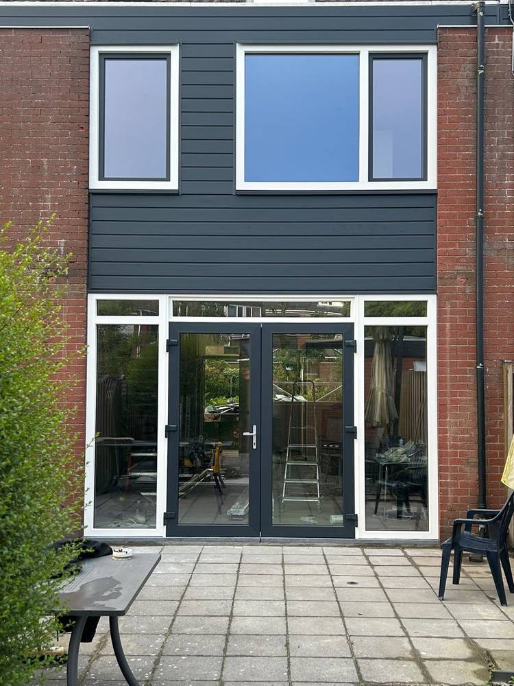 Achtergevel met antraciet kunststof tuindeuren en gevelbekleding in Breda