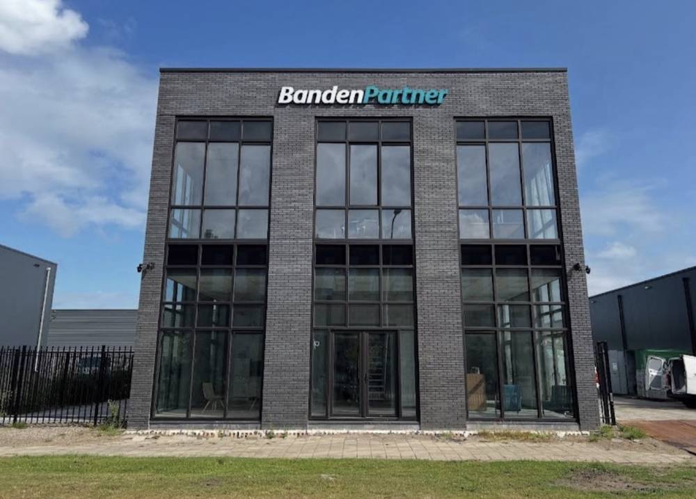 Zakelijk pand met aluminium kozijnen over twee verdiepingen in Eindhoven