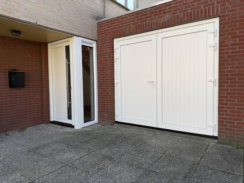 Nieuwe kunststof voordeur en dubbele garagedeuren geplaatst in Etten-Leur